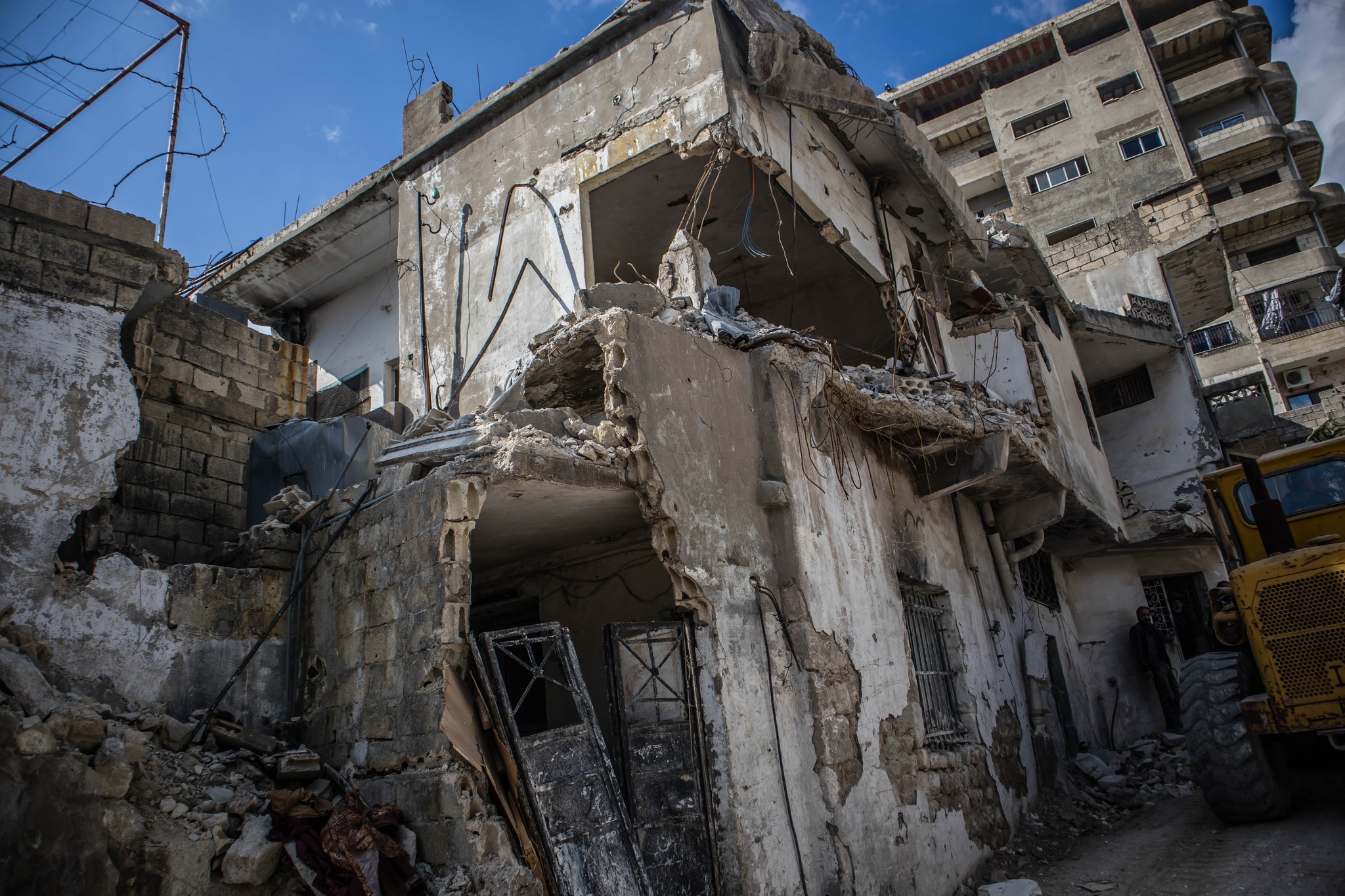 أثناء توزيع تبرعاتكم العينية في منطقة الحفة